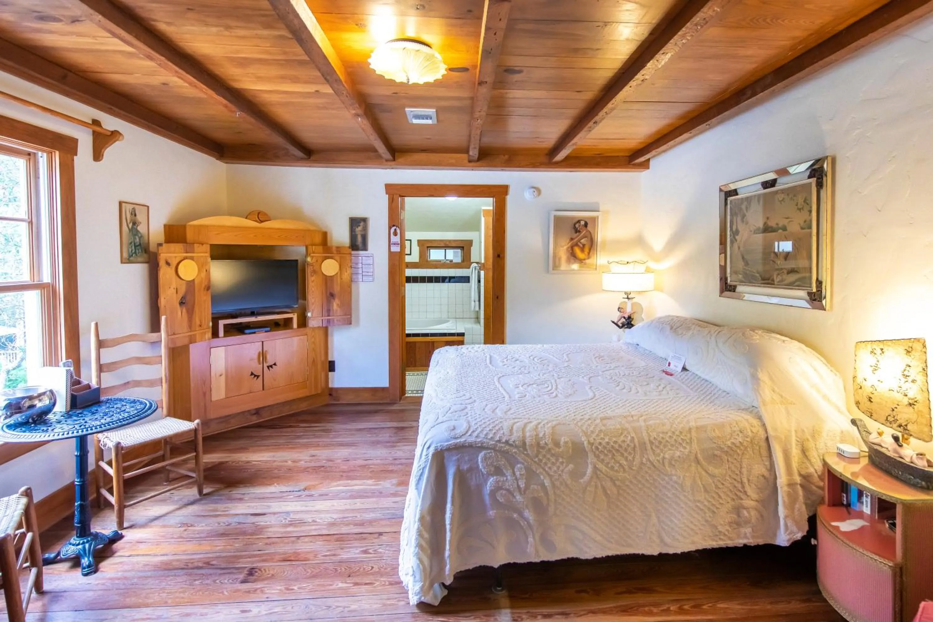 Photo of the whole room, Bed in Hibiscus Coffee & Guesthouse