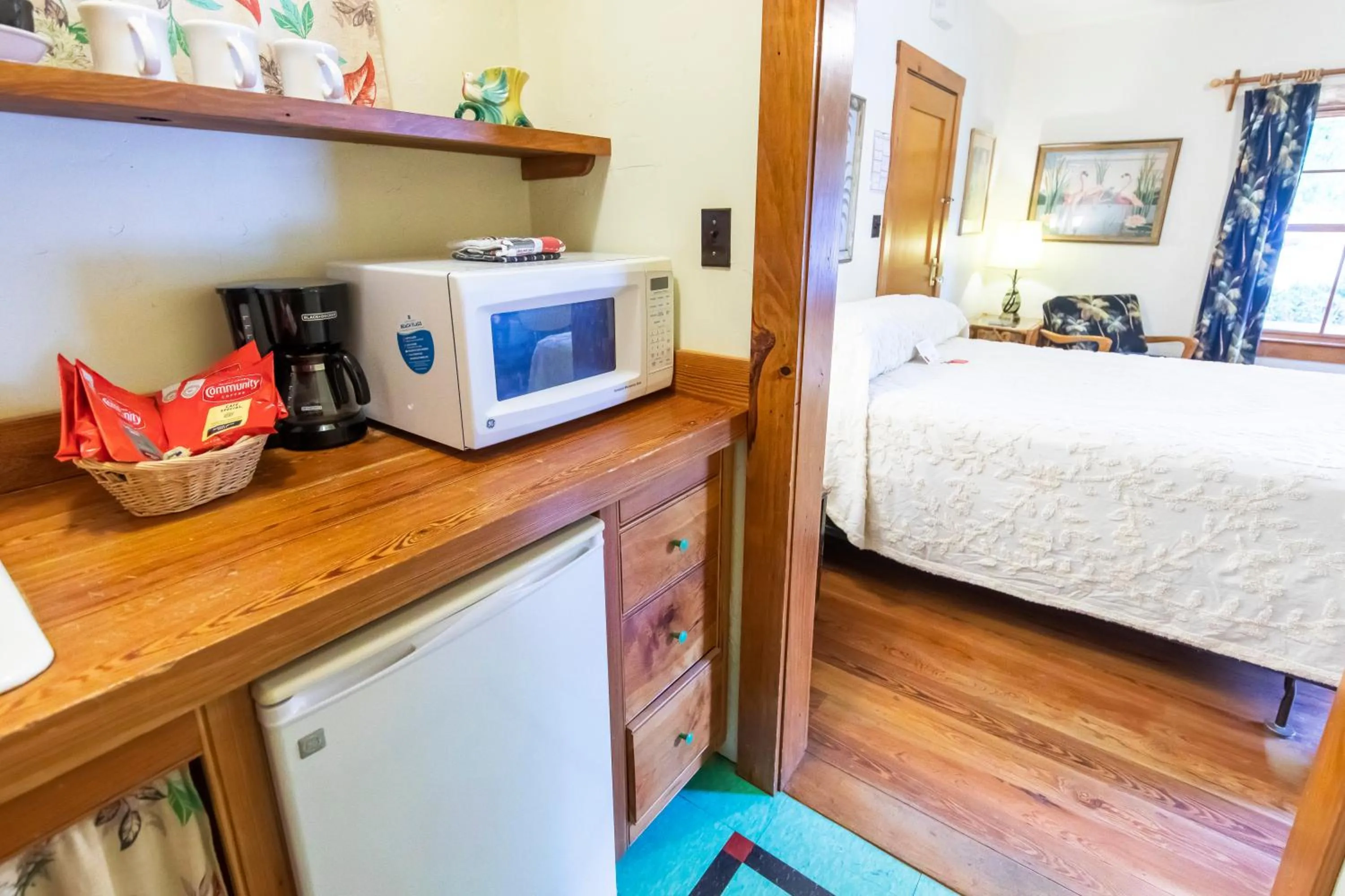 Coffee/tea facilities, Bed in Hibiscus Coffee & Guesthouse