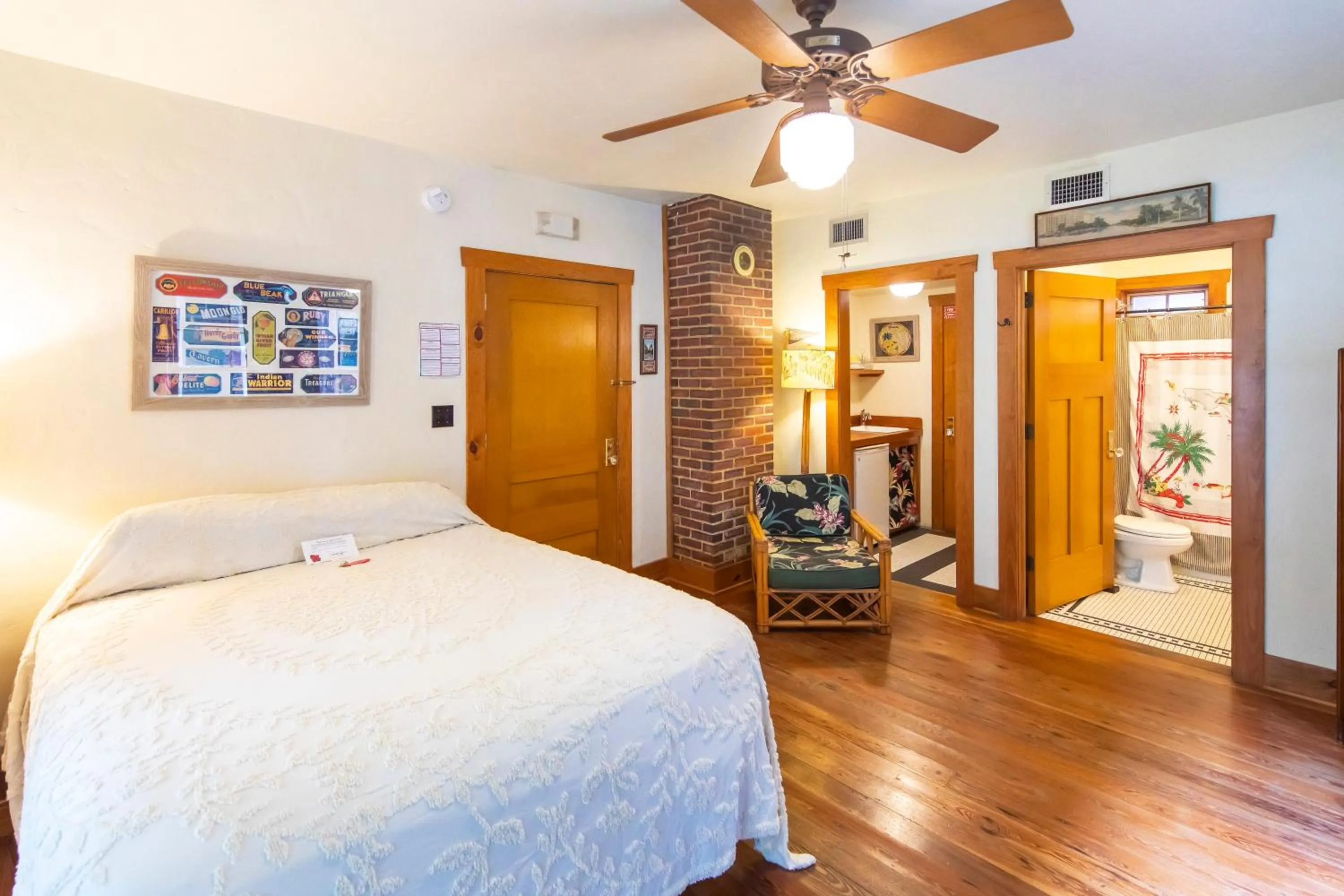 Photo of the whole room, Bed in Hibiscus Coffee & Guesthouse