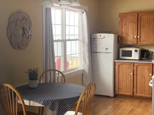 Kitchen or kitchenette in Whispering Waves Cottages