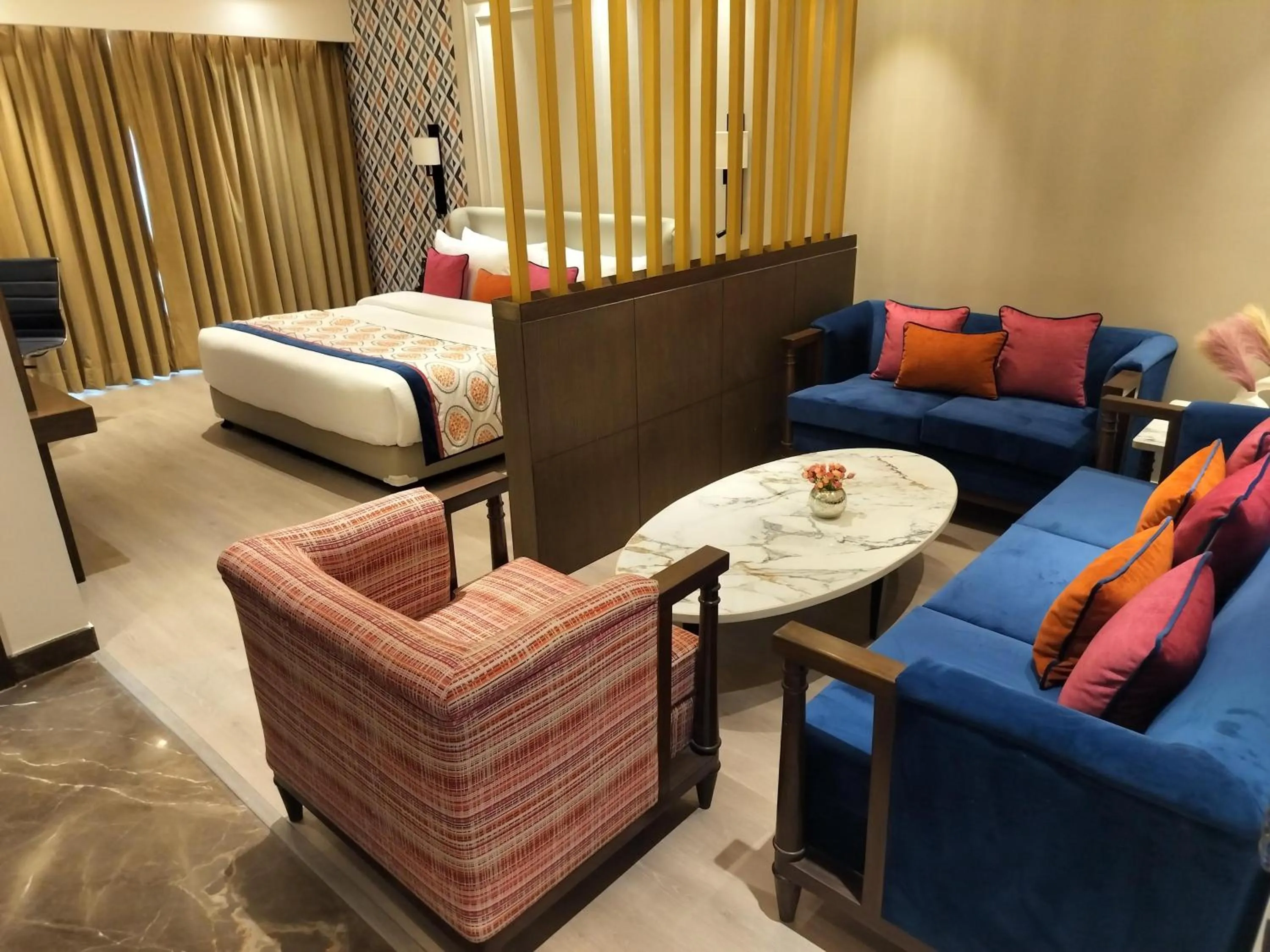 Seating area, Bed in Fortune Park, Aligarh - Member ITC Hotels' Group