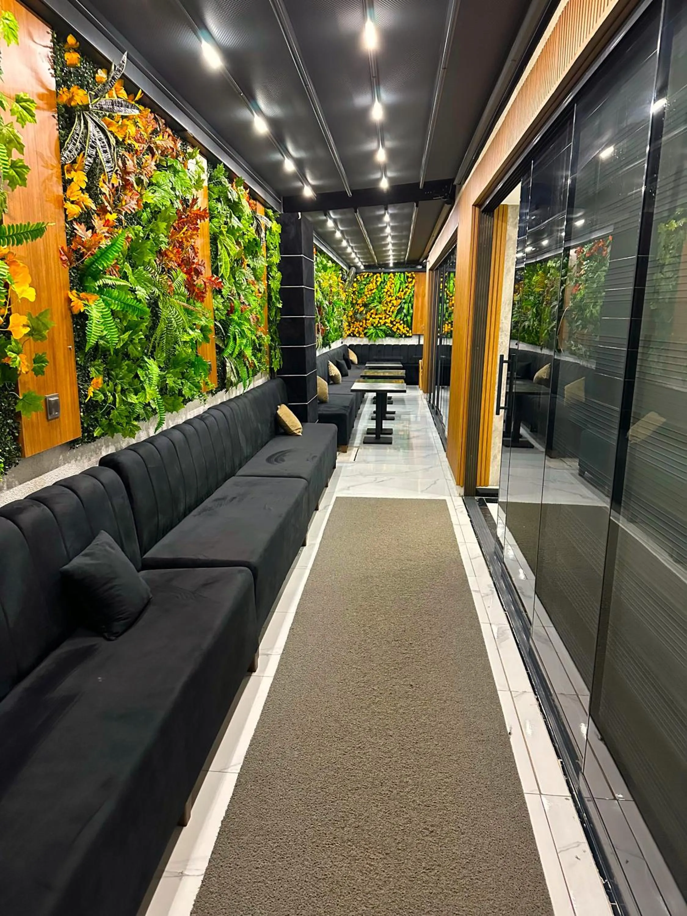 Restaurant/places to eat in Mays Royal Hotel