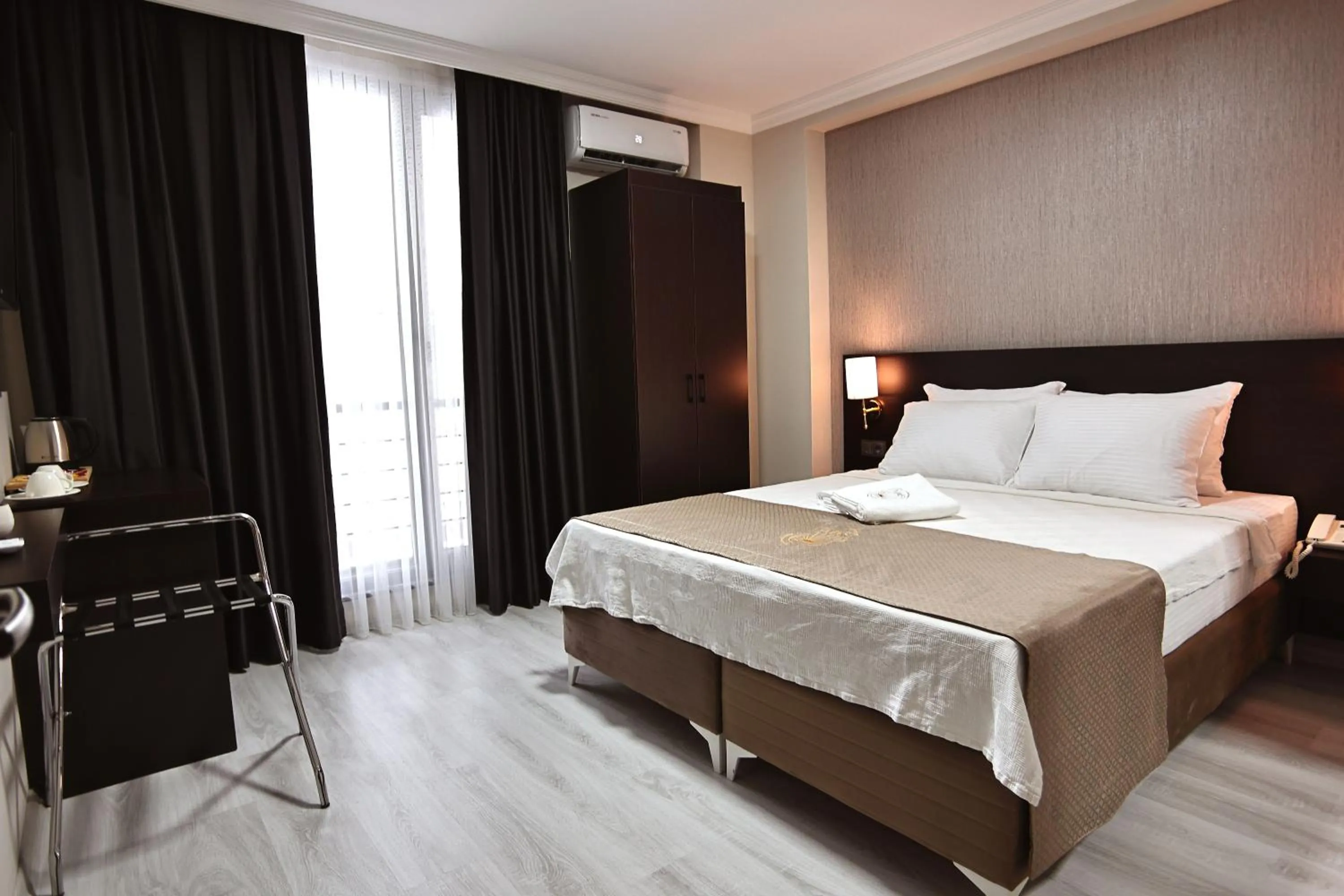 Bedroom, Bed in Mays Royal Hotel