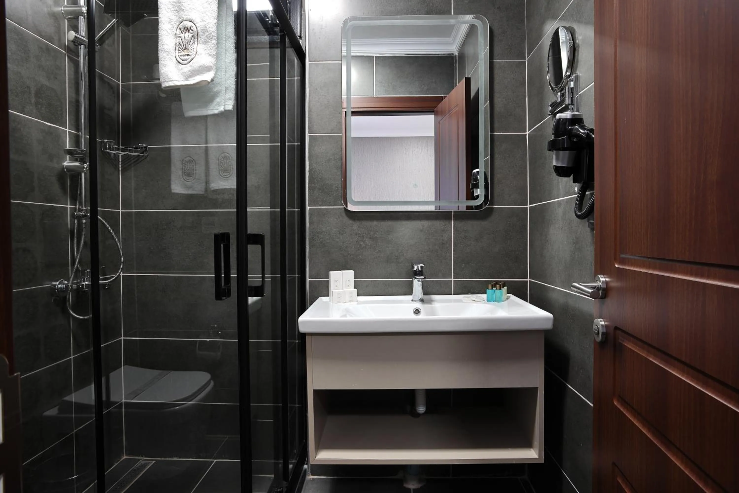 Bathroom in Mays Royal Hotel