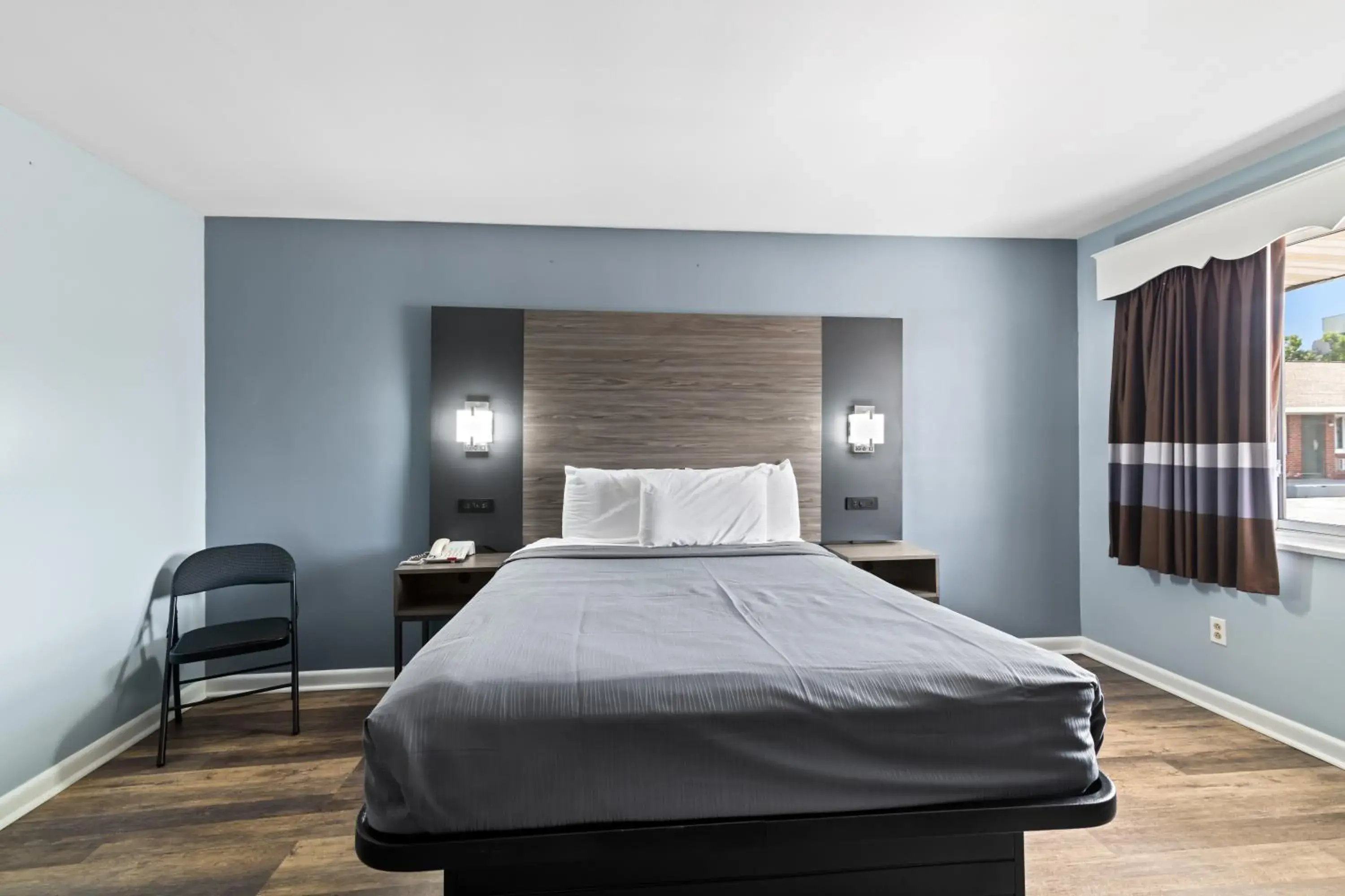 Queen Room - Non-Smoking in Plaza Inn Queen Room - Non-Smoking in Plaza Inn