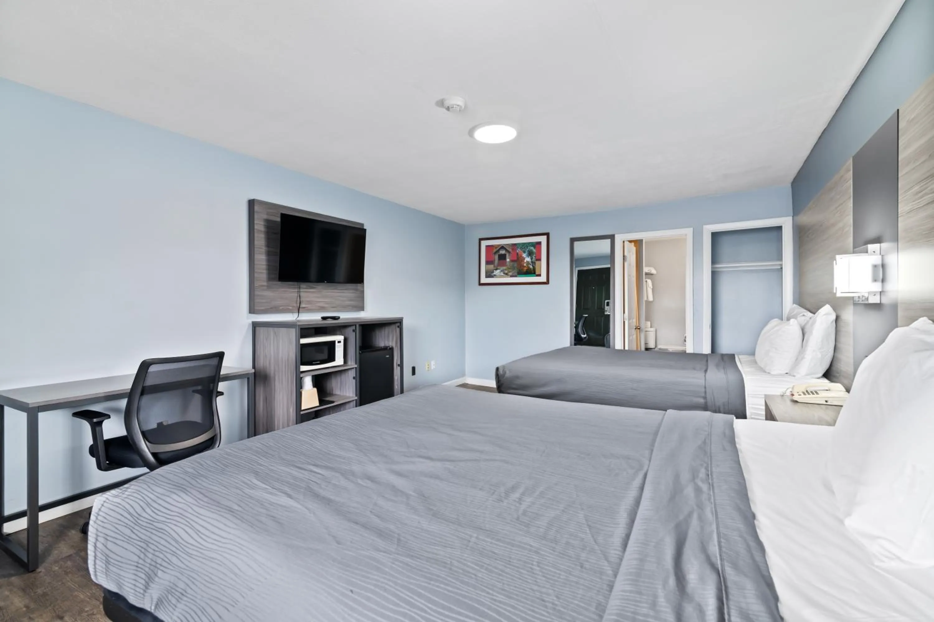 Property building, Bed in Plaza Inn