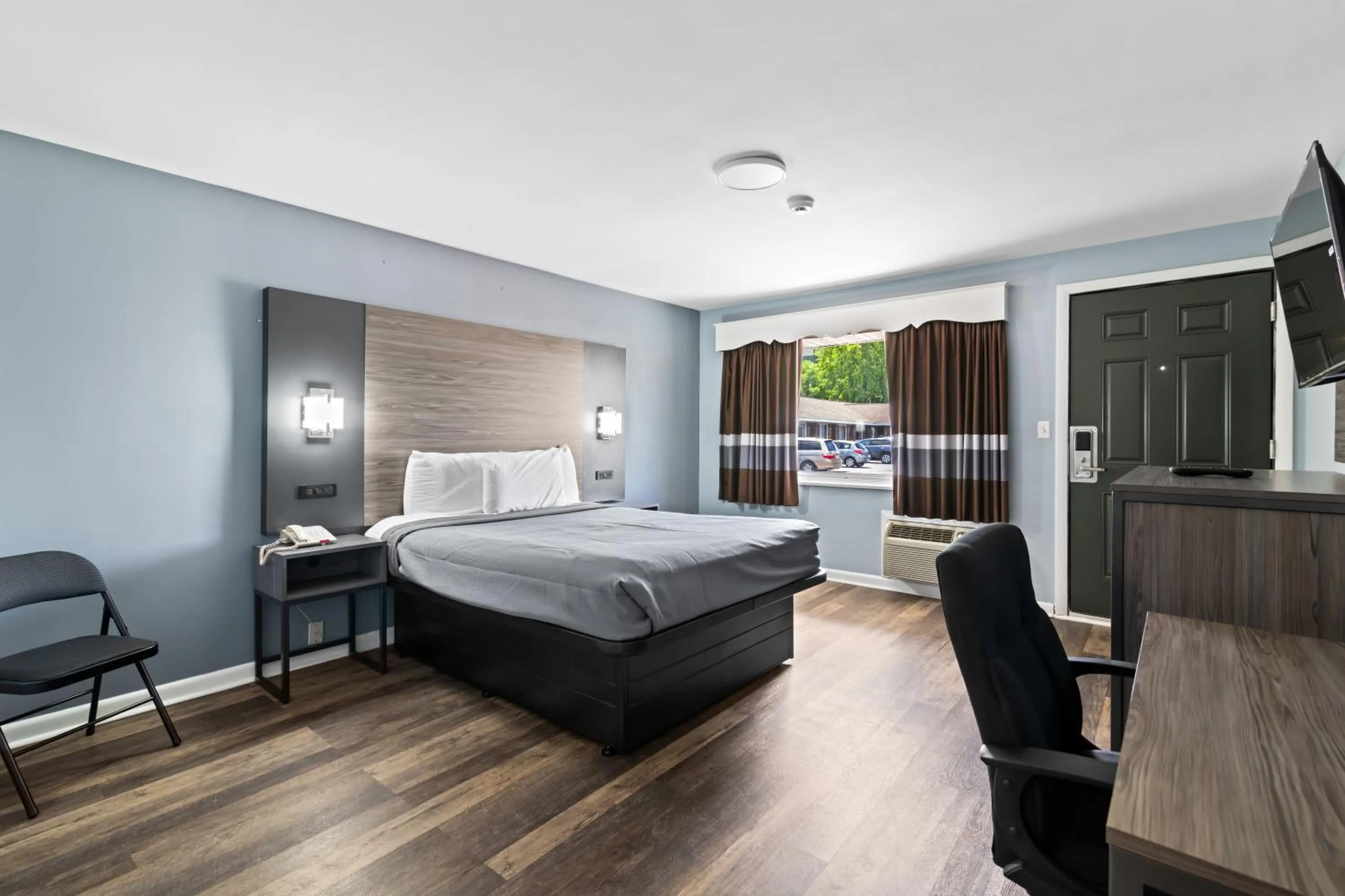 Property building, Bed in Plaza Inn