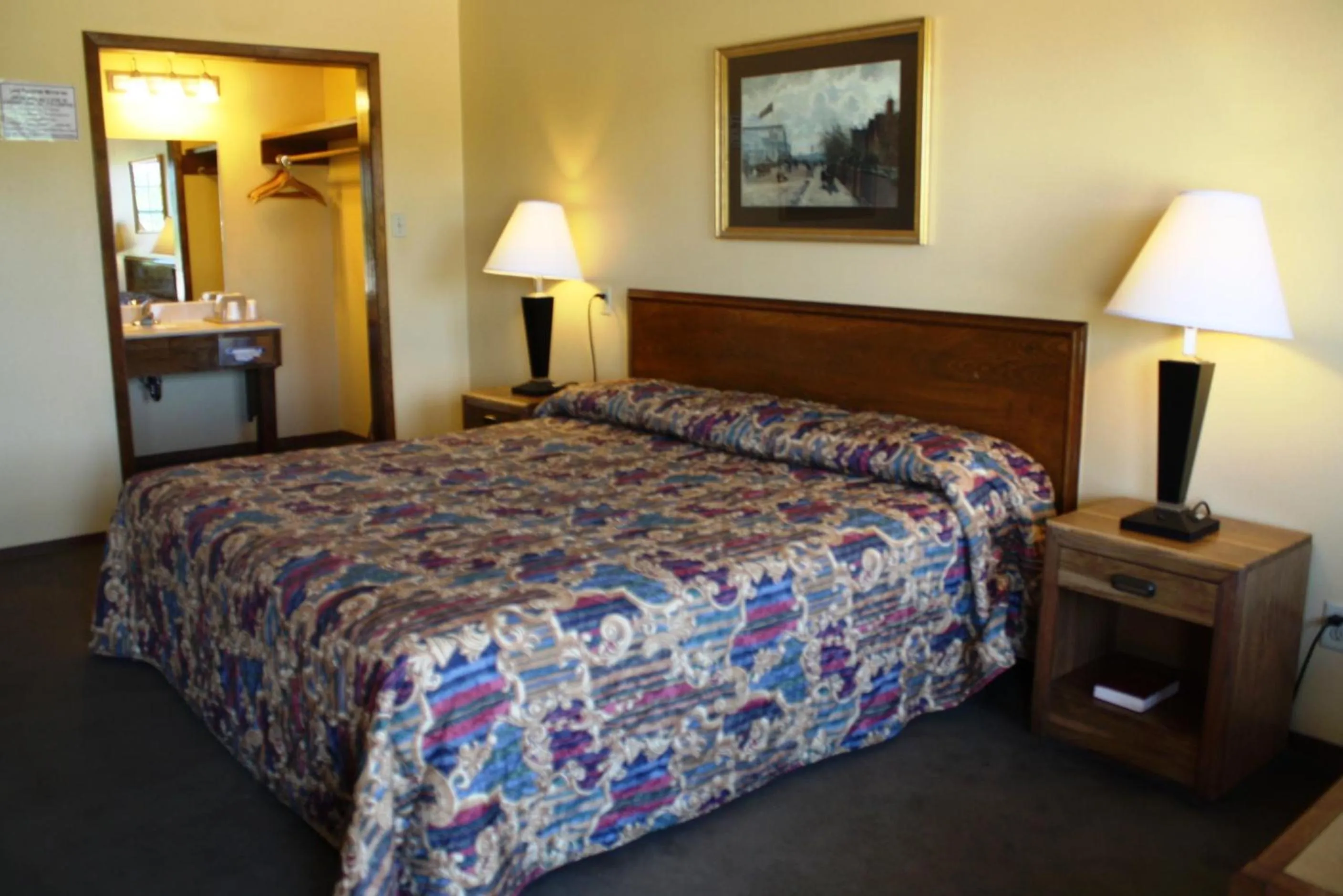 Bed in Lake Palestine Motor Inn