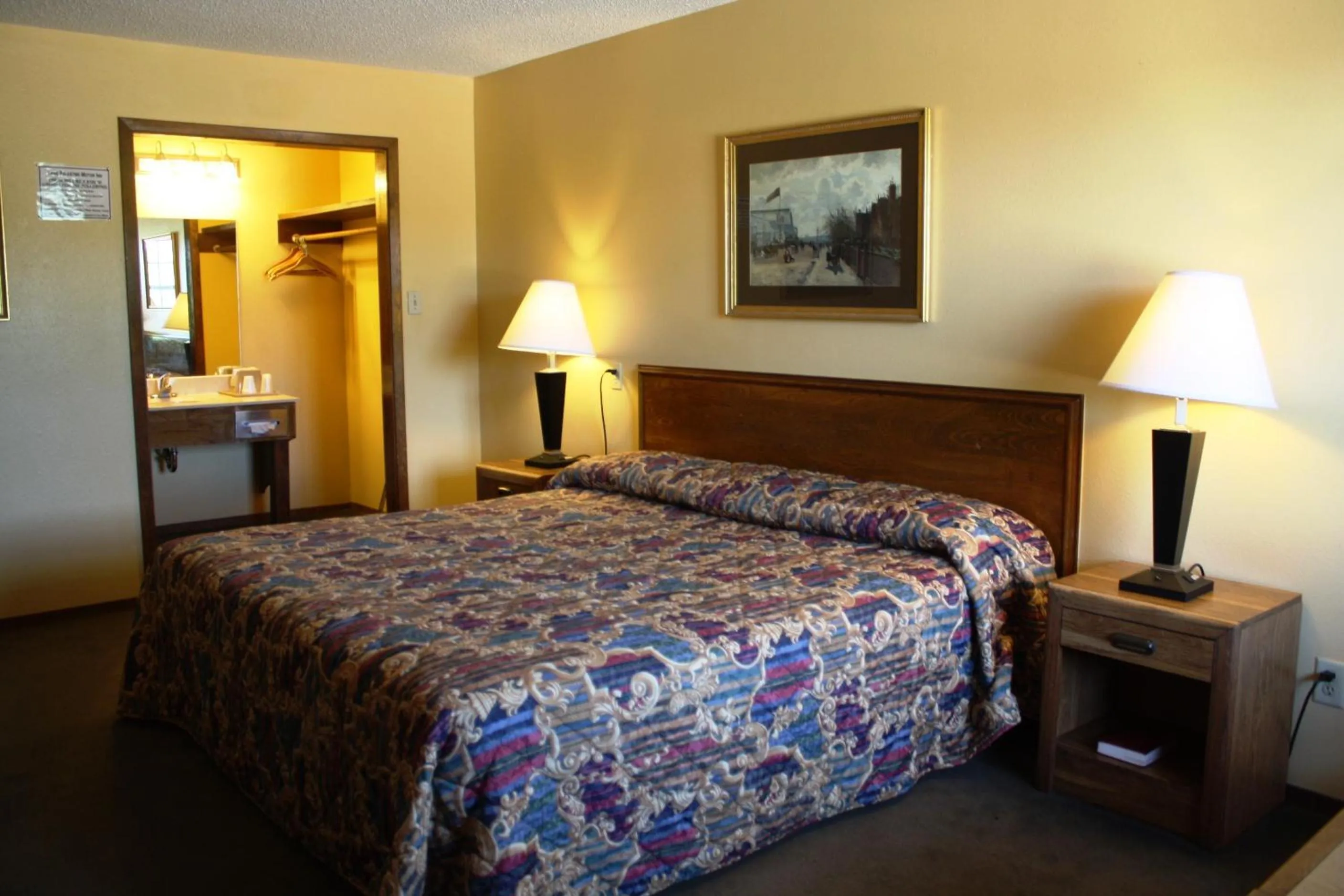 Bed in Lake Palestine Motor Inn