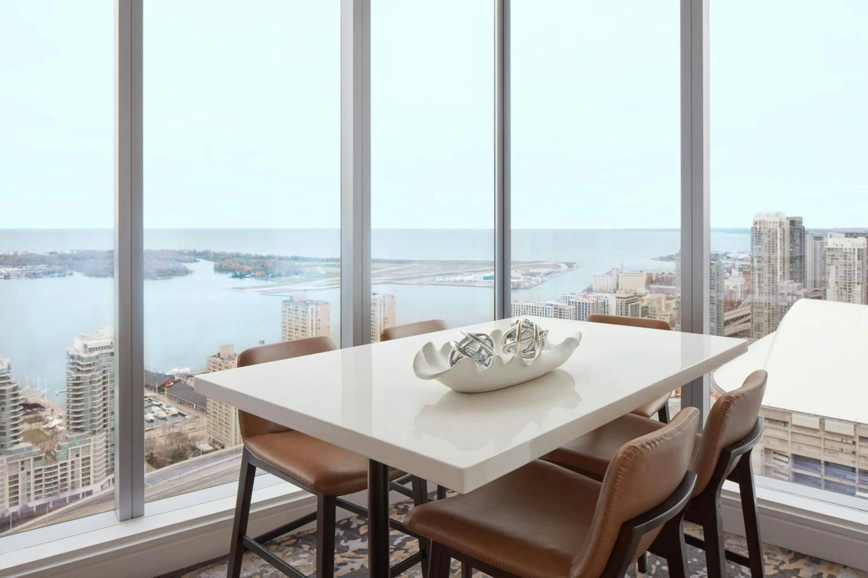 Lounge or bar in Delta Hotels by Marriott Toronto