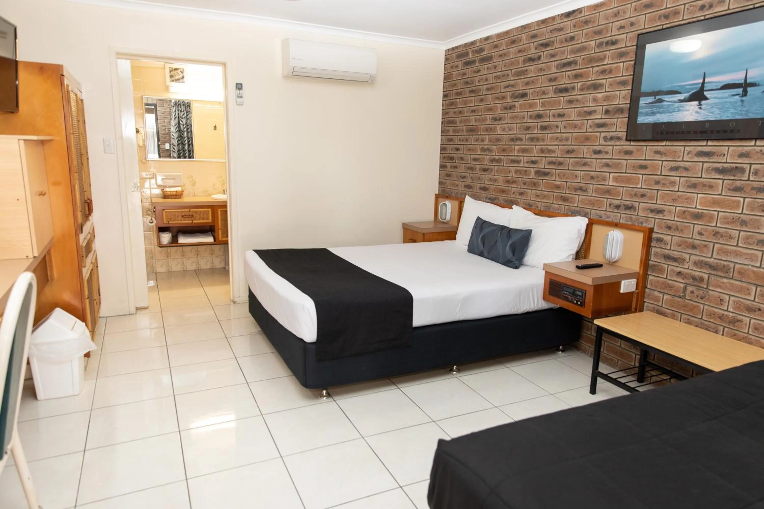 Bed in Lantern Motor Inn