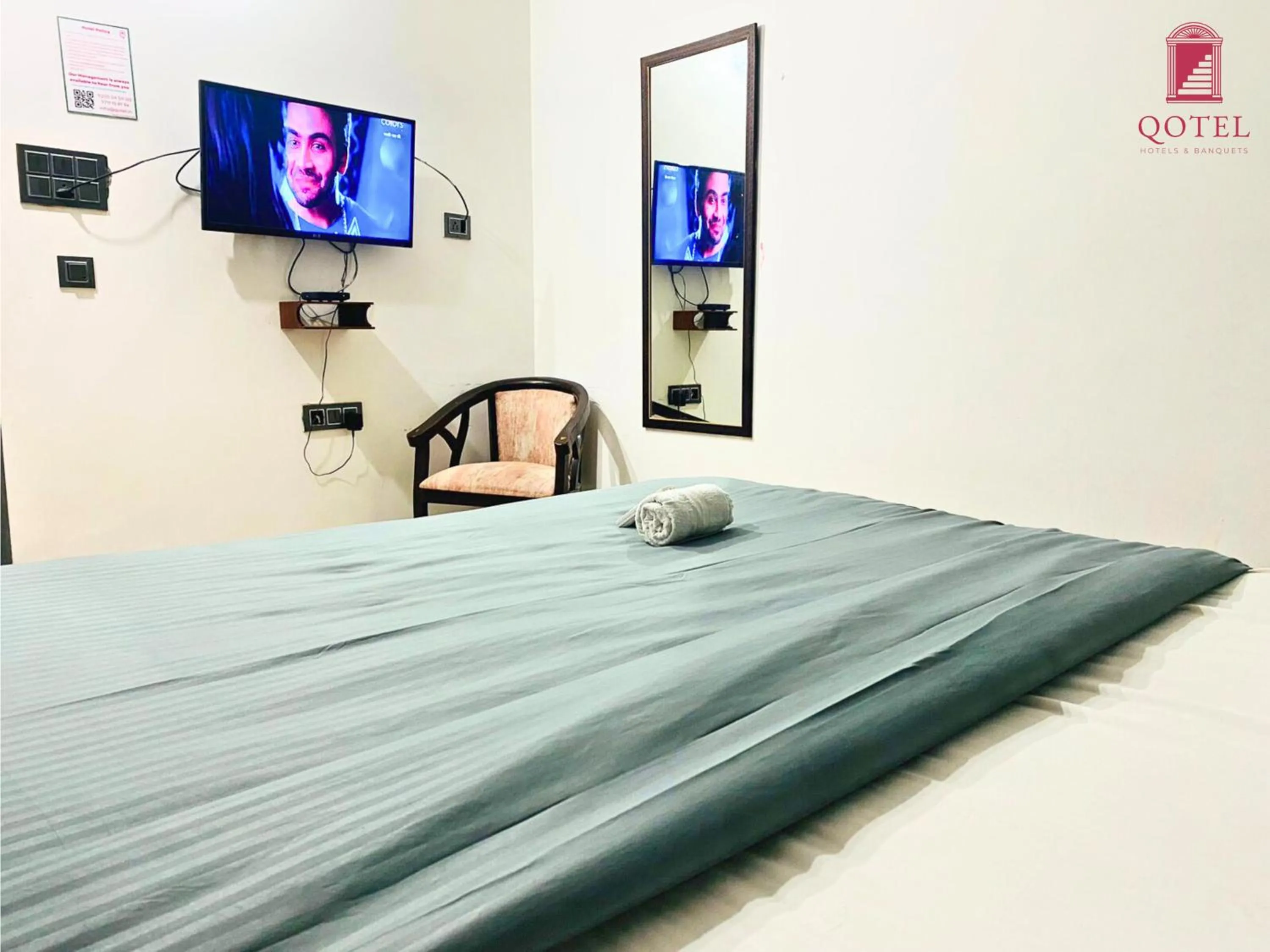 Communal lounge/ TV room, Bed in Qotel Hotel Rama Rohini Sector-24 Couple Friendly