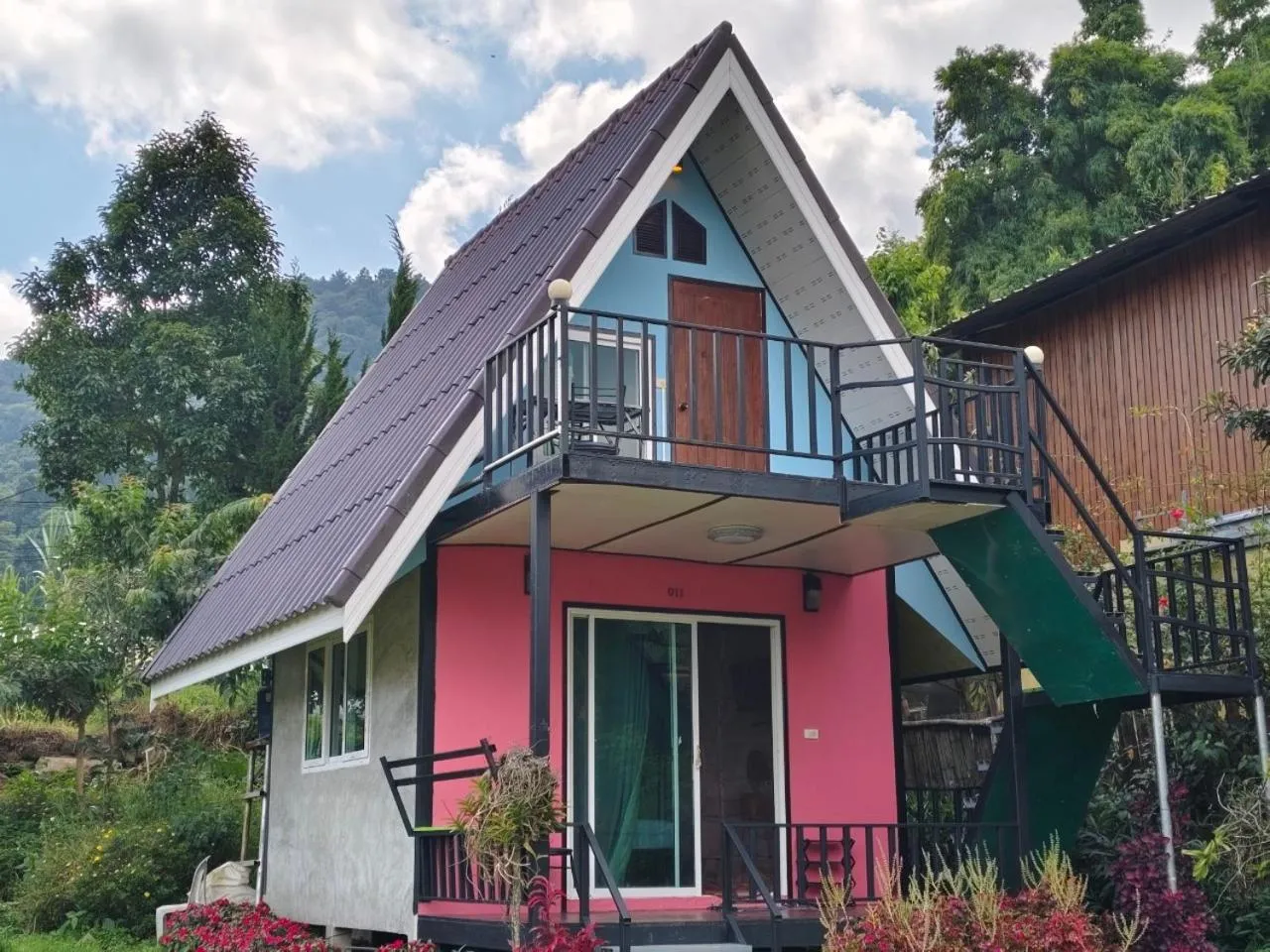 Property building in Inthanon Lao-Ju House