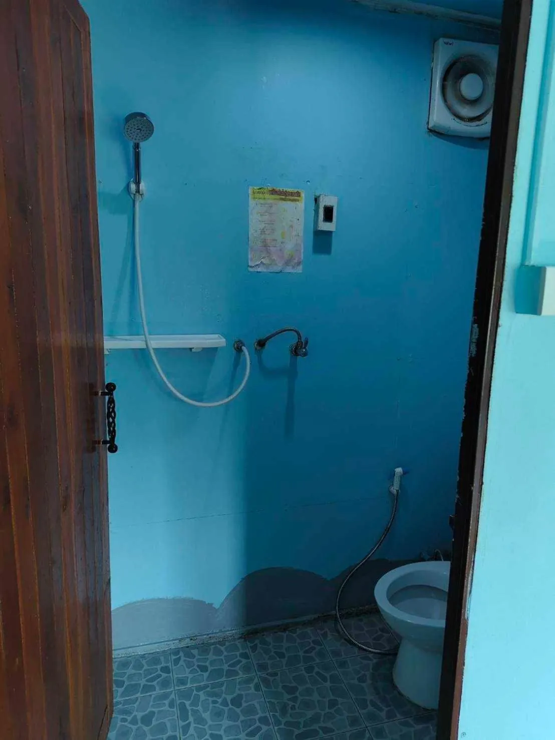 Shower in Inthanon Lao-Ju House