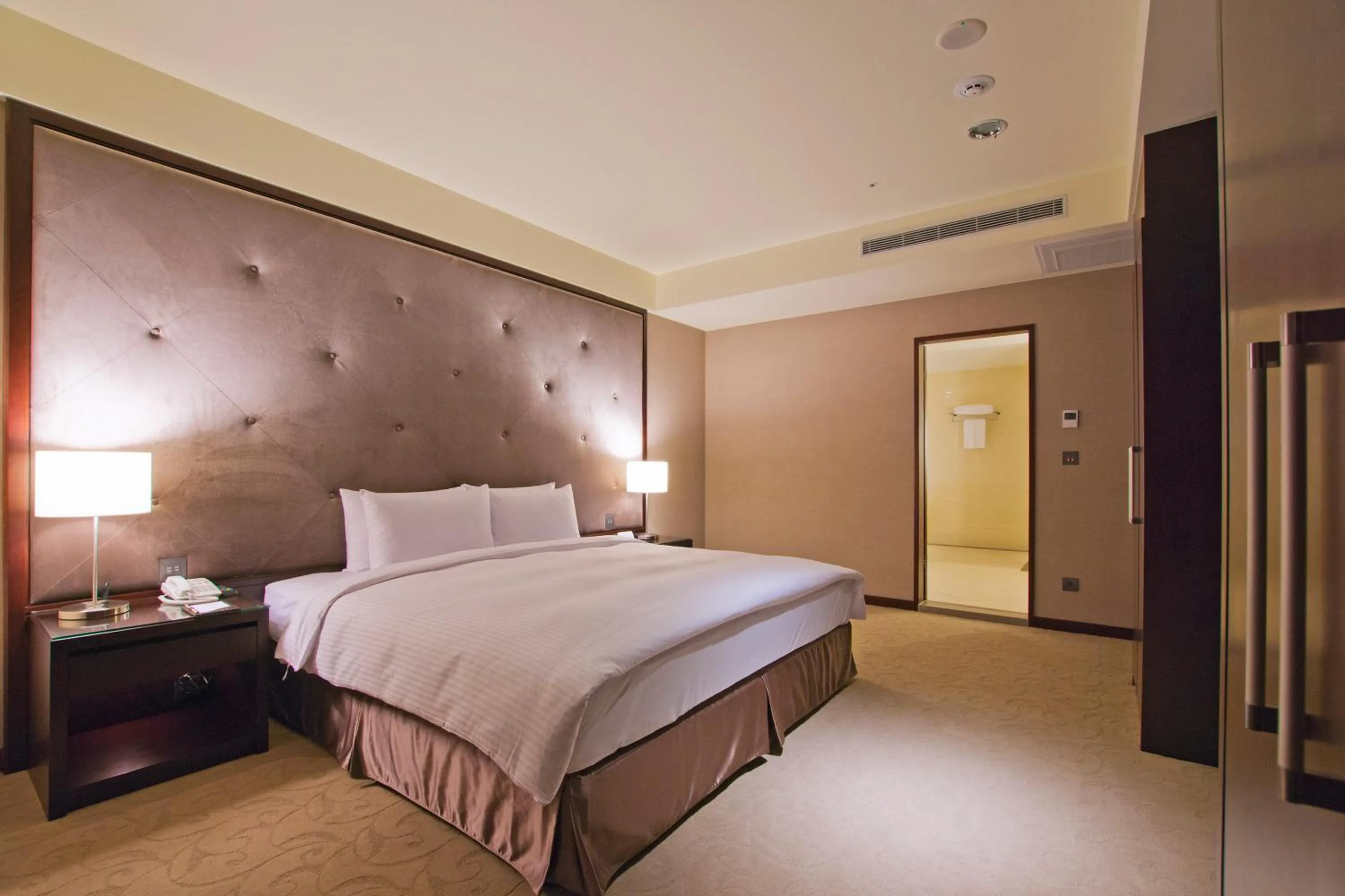 Photo of the whole room, Bed in 雀客旅館台中來來