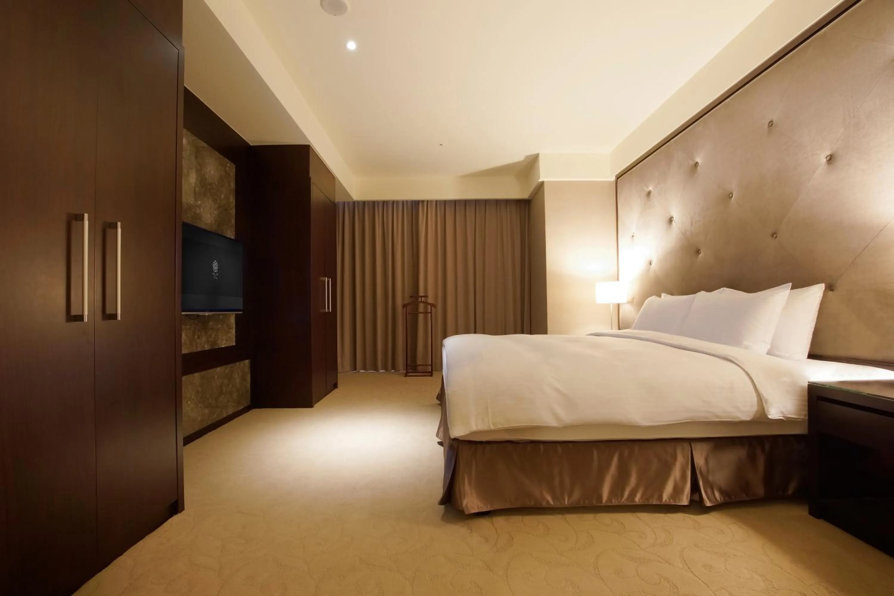 Bedroom, Bed in 雀客旅館台中來來