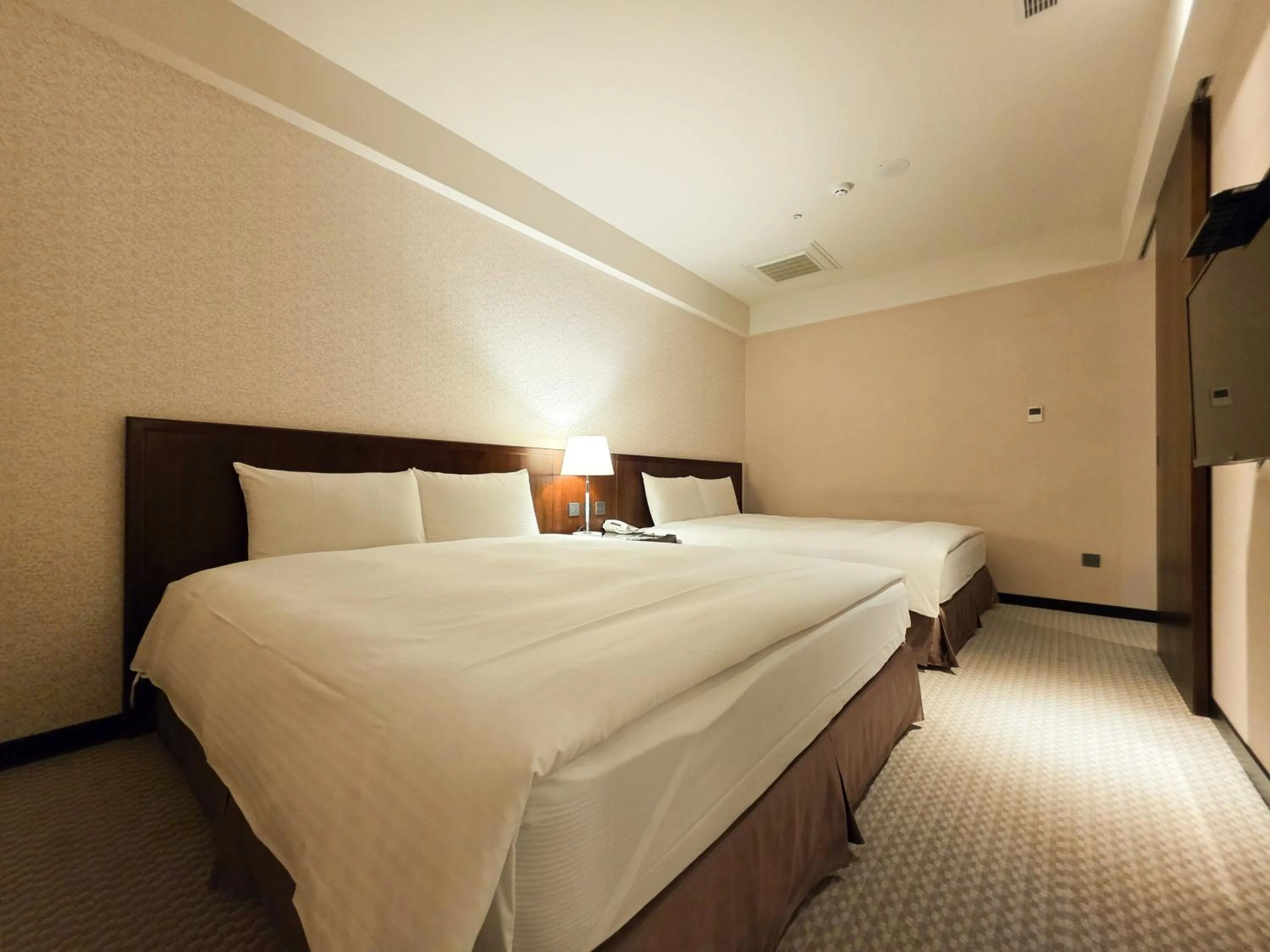 Bed in 雀客旅館台中來來