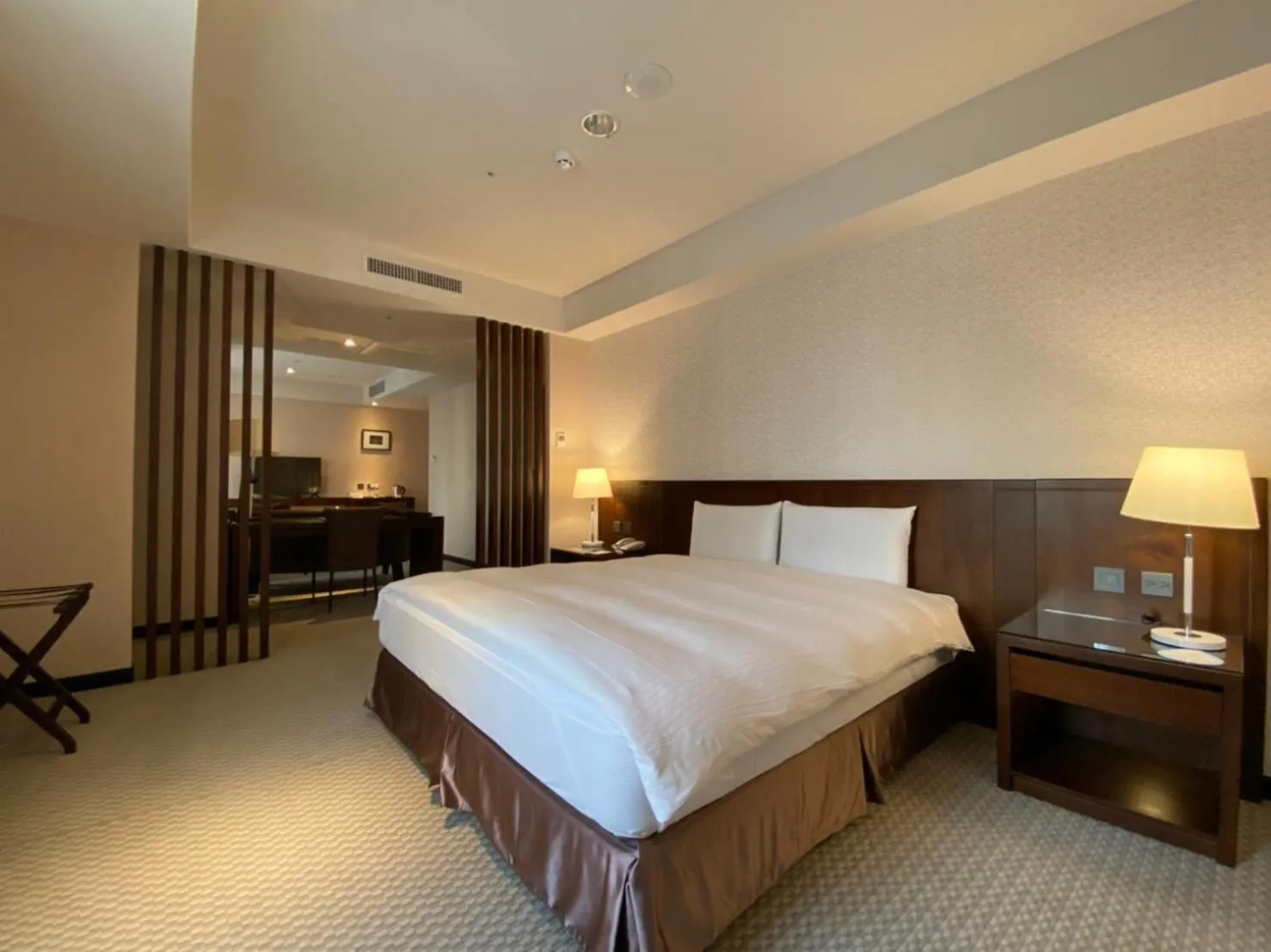 Bedroom, Bed in 雀客旅館台中來來