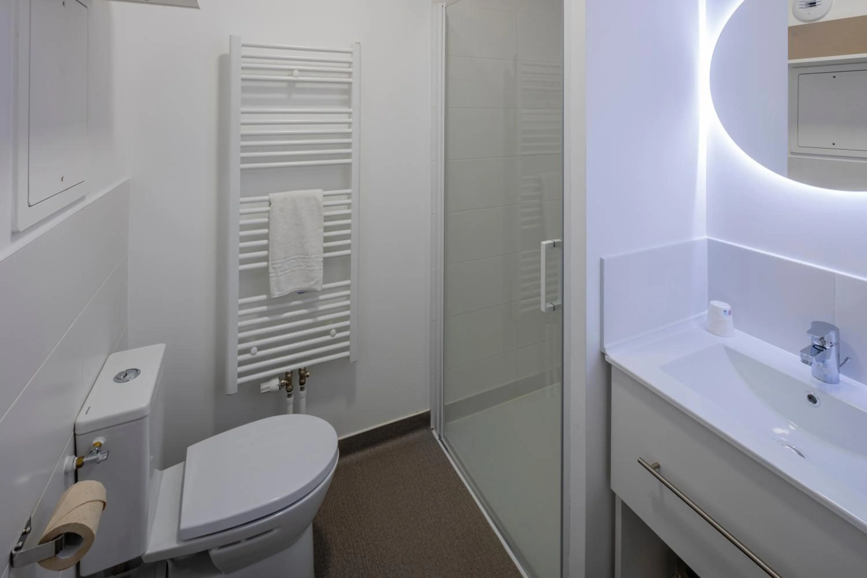 Shower in All Suites Appart Hôtel - Le Havre Centre - Les docks