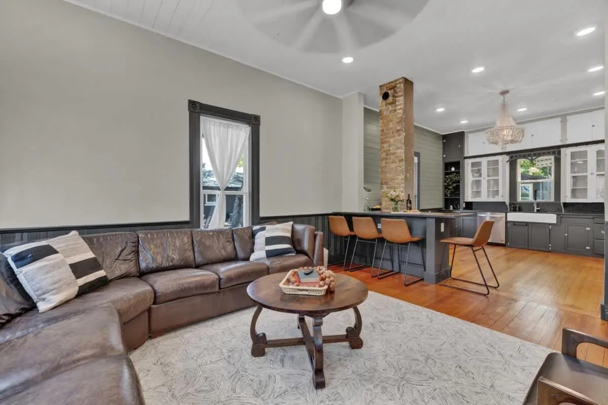 Living room in Historic Gem near Schlitterbahn