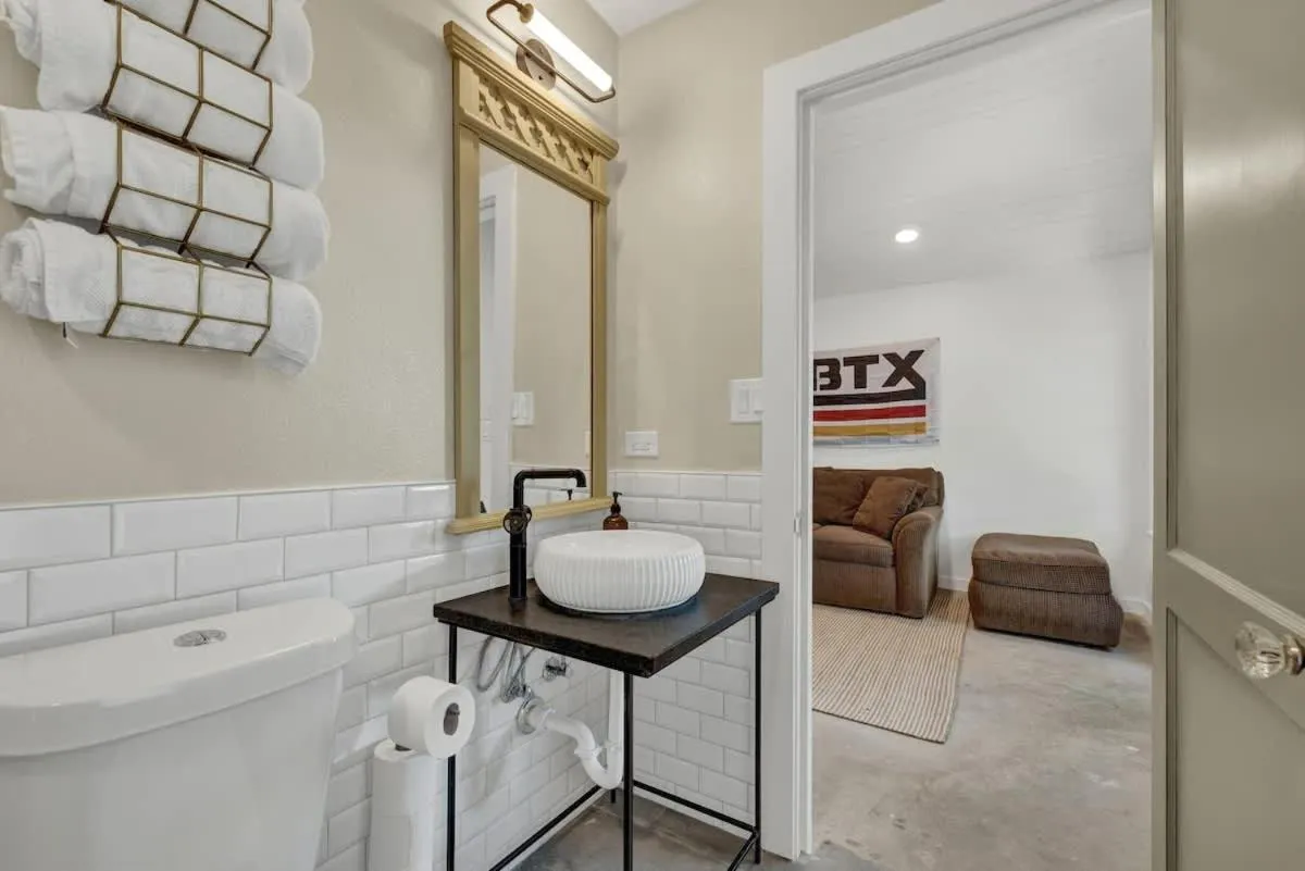 Toilet in Historic Gem near Schlitterbahn