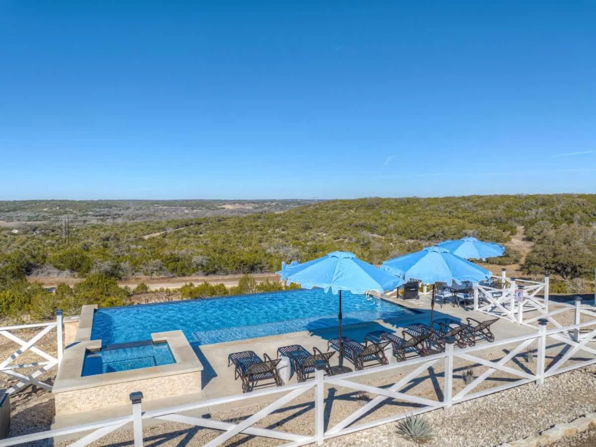 Day in Hilltop Lux Haus with InfinityPool-Hottub-PoolTable