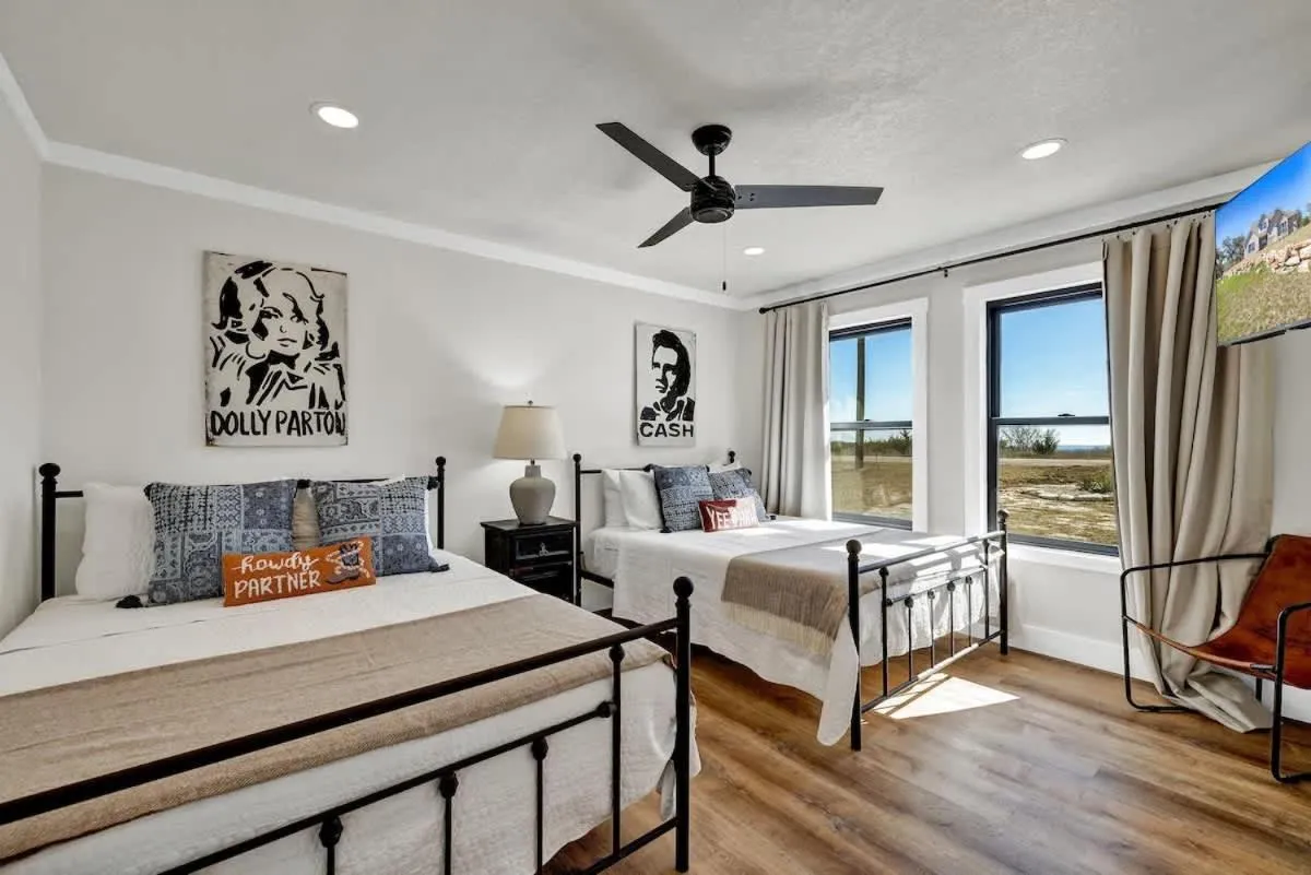 Bed in Hilltop Lux Haus with InfinityPool-Hottub-PoolTable