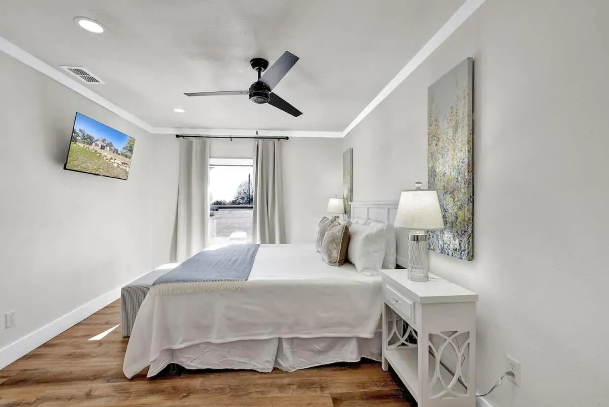 Bed in Hilltop Lux Haus with InfinityPool-Hottub-PoolTable