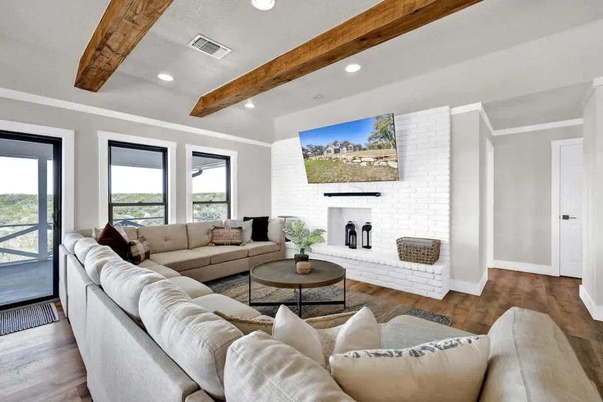 TV and multimedia in Hilltop Lux Haus with InfinityPool-Hottub-PoolTable