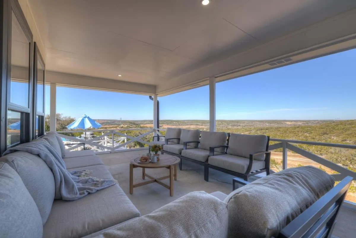 Day in Hilltop Lux Haus with InfinityPool-Hottub-PoolTable