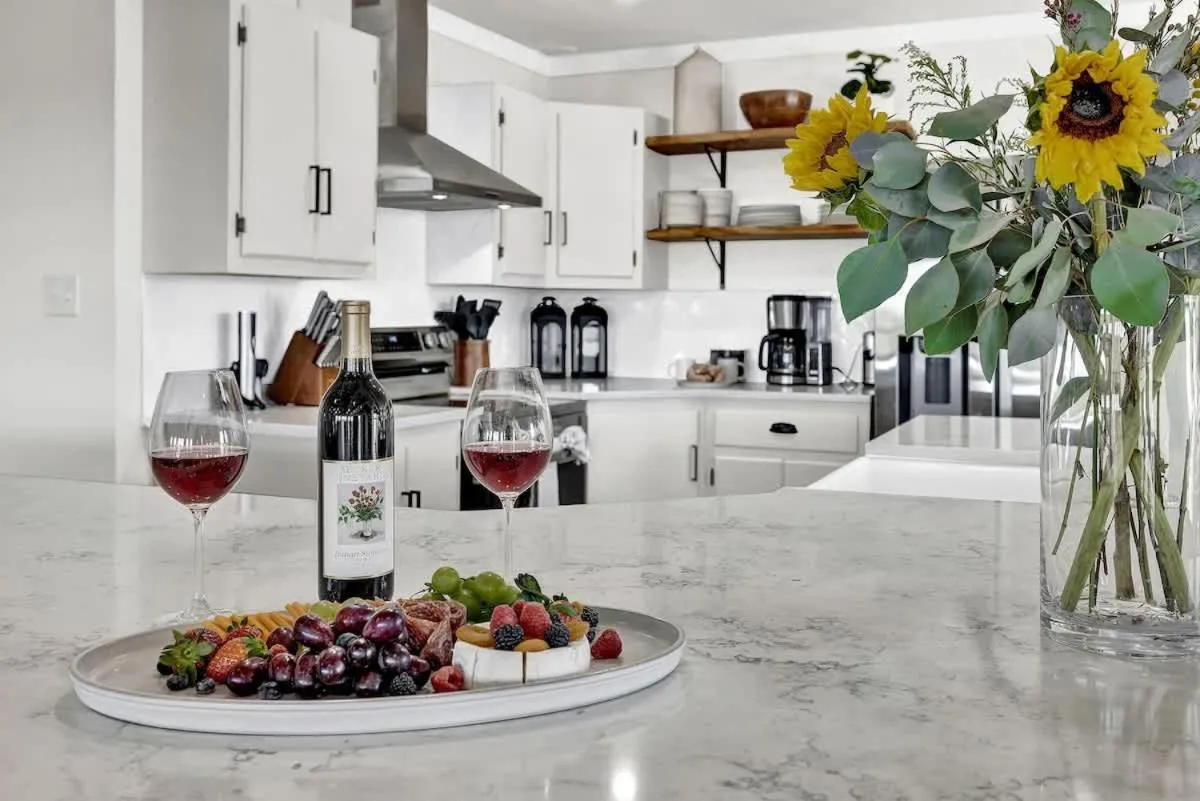 Kitchen or kitchenette in Hilltop Lux Haus with InfinityPool-Hottub-PoolTable