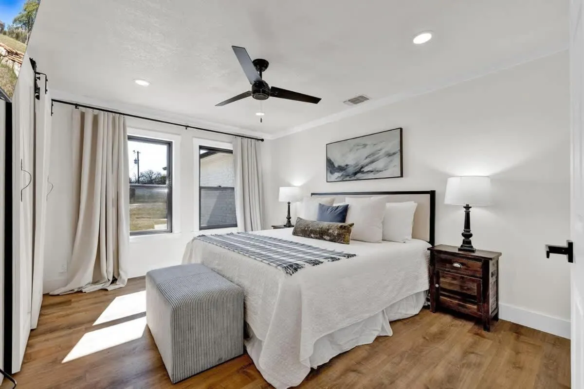 Bed in Hilltop Lux Haus with InfinityPool-Hottub-PoolTable