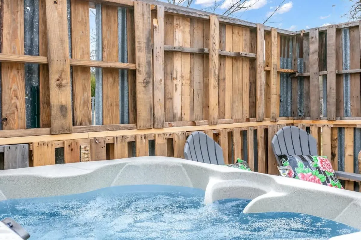 Day in Hermes Ranch House with Hot Tub - 4 mi to Fred