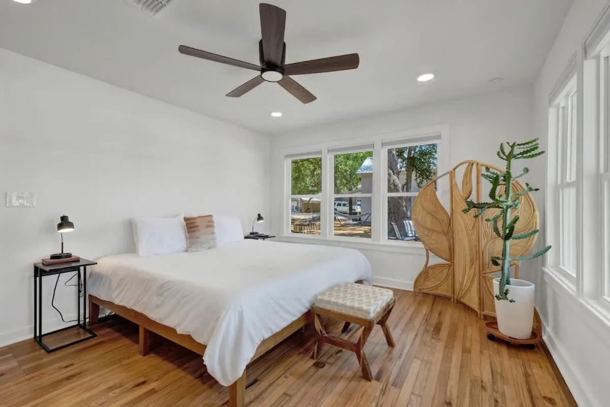 Bed in Historic Hideaway Stroll to Schlitterbahn