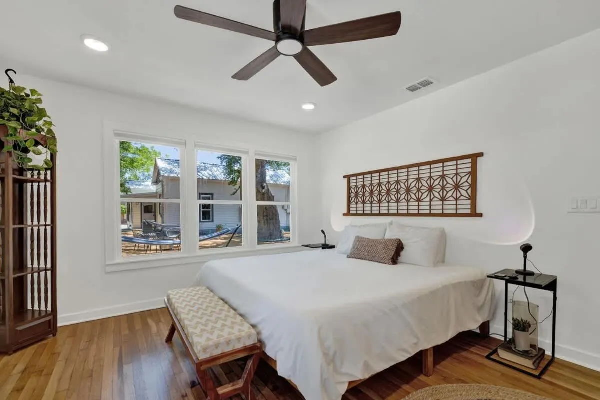 Bed in Historic Hideaway Stroll to Schlitterbahn