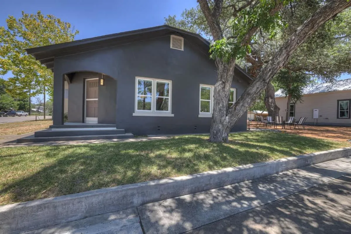 Property building in Historic Hideaway Stroll to Schlitterbahn