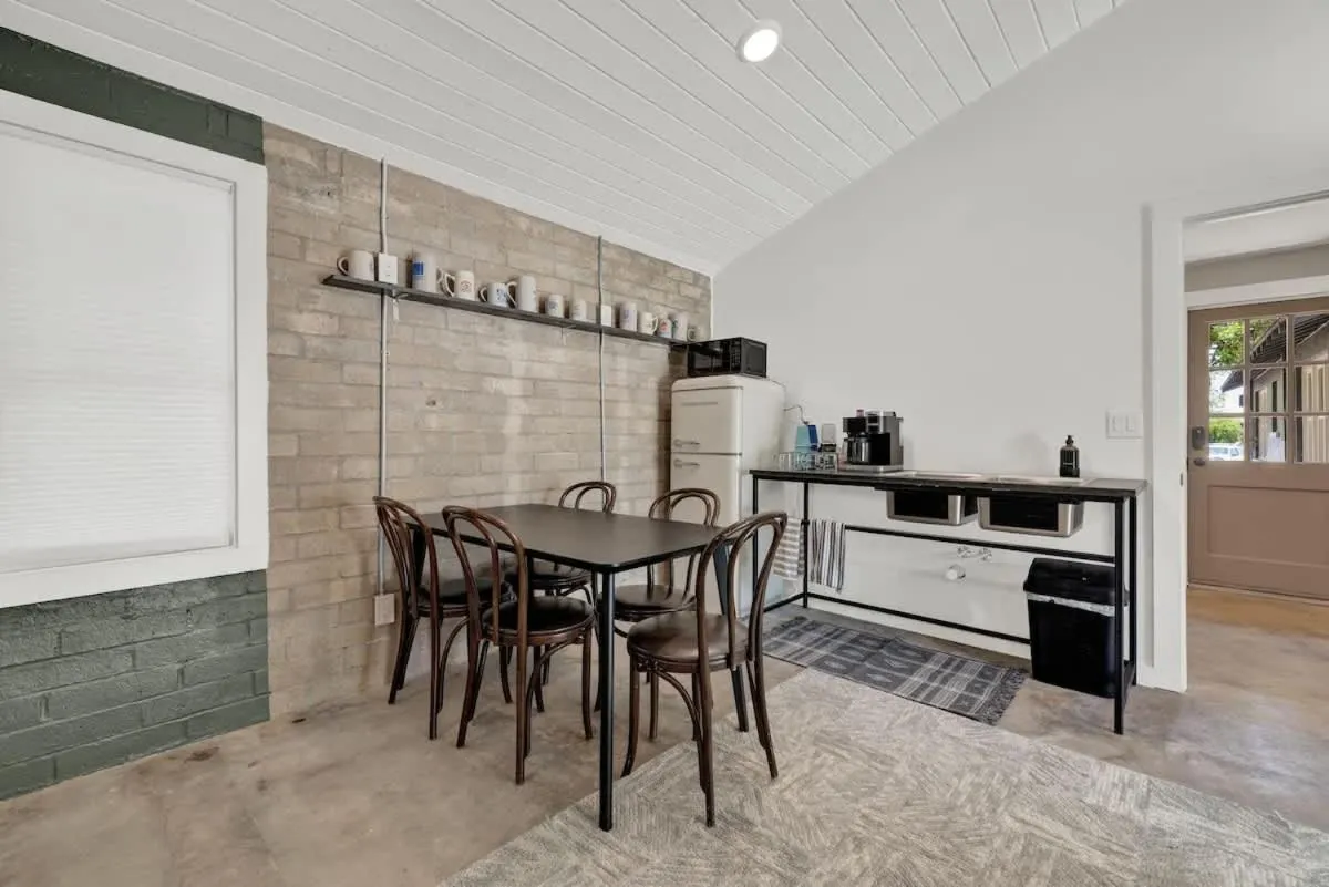 Coffee/tea facilities in Historic Hideaway Stroll to Schlitterbahn