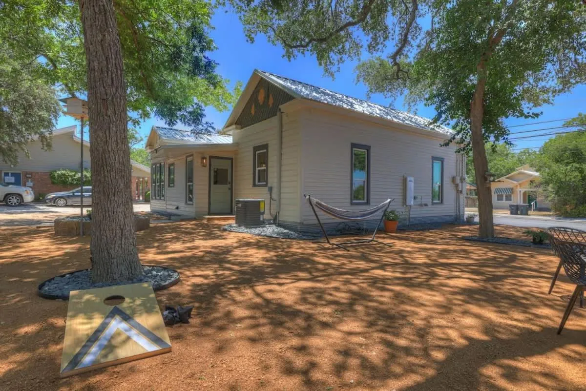 Property building in Historic Hideaway Stroll to Schlitterbahn