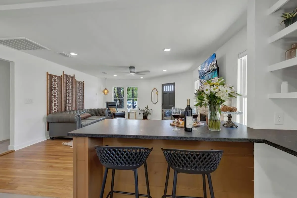 TV and multimedia in Historic Hideaway Stroll to Schlitterbahn