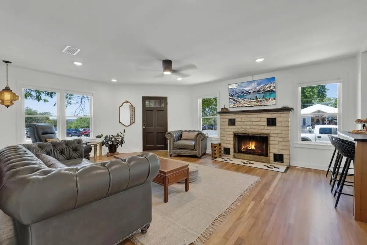 TV and multimedia in Historic Hideaway Stroll to Schlitterbahn