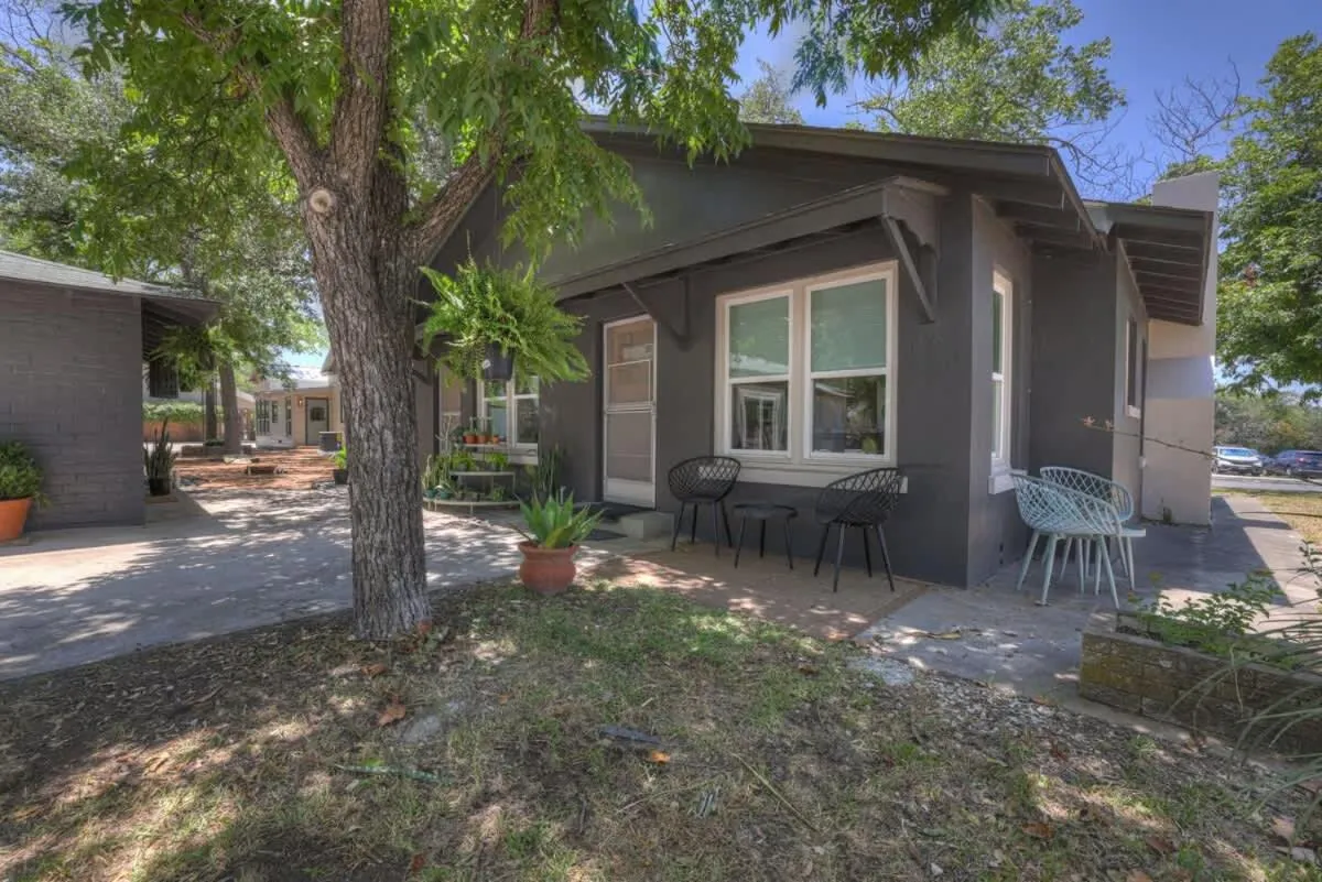 Property building in Historic Hideaway Stroll to Schlitterbahn