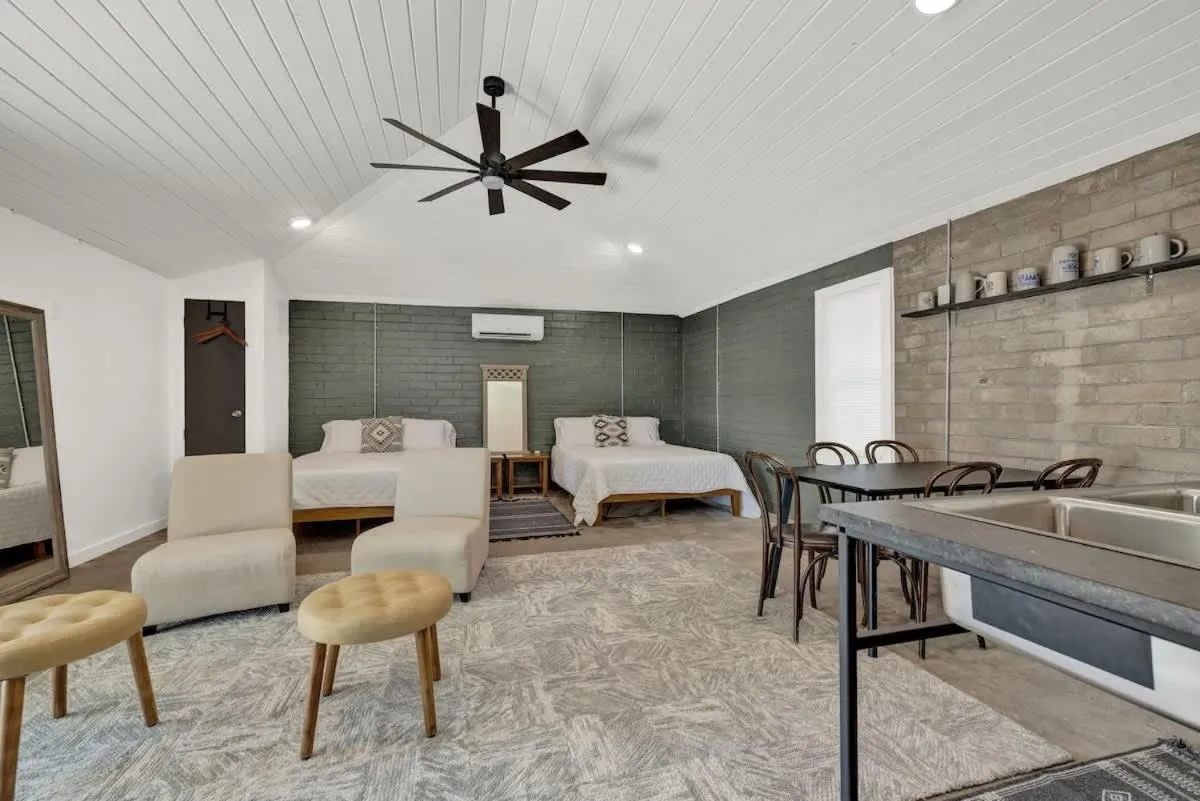 Bed in Historic Hideaway Stroll to Schlitterbahn