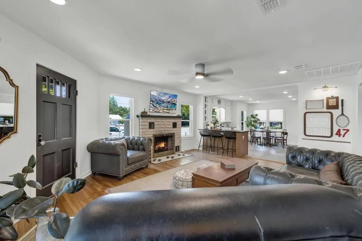 TV and multimedia in Historic Hideaway Stroll to Schlitterbahn