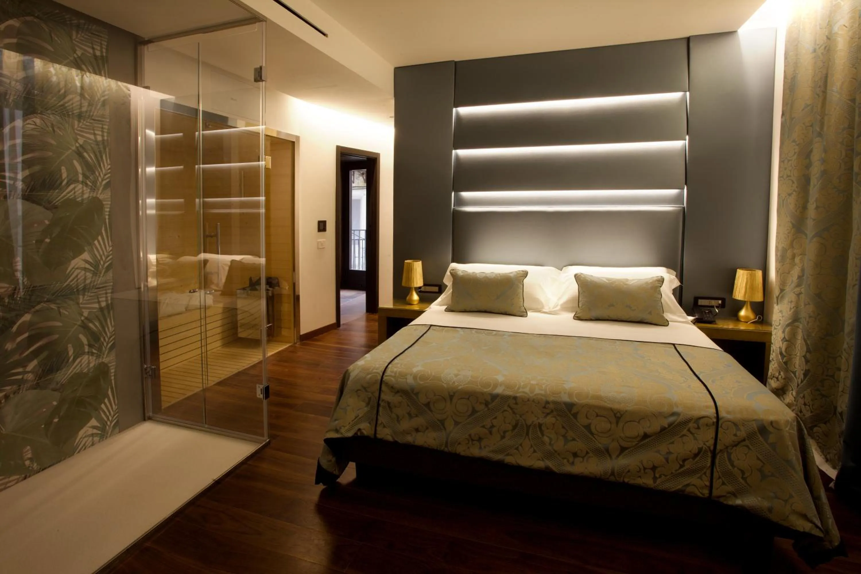 Shower, Bed in Palazzo Cartari