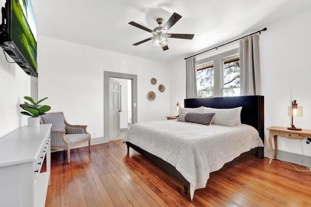 Bed in Brand New Private Pool and Hot-Tub Near Main!