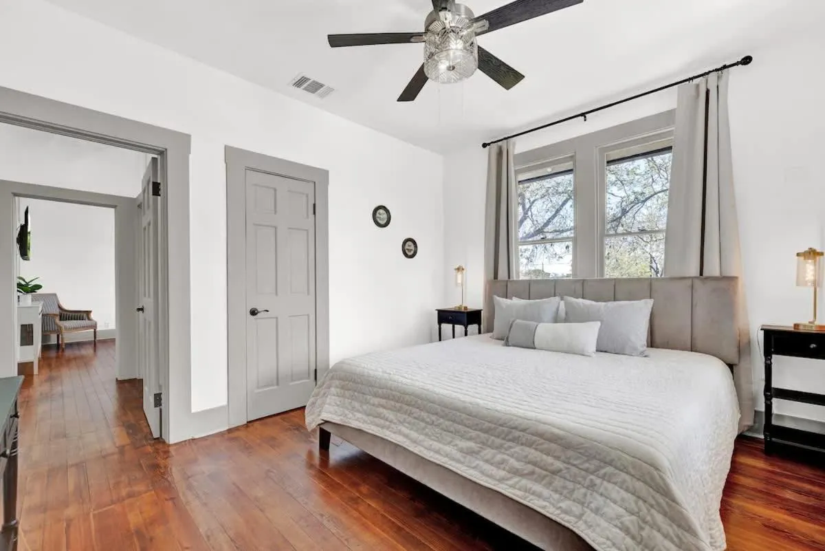 Bed in Brand New Private Pool and Hot-Tub Near Main!