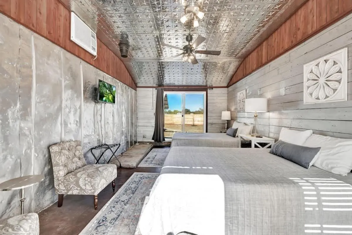 Bed in Brand New Private Pool and Hot-Tub Near Main!