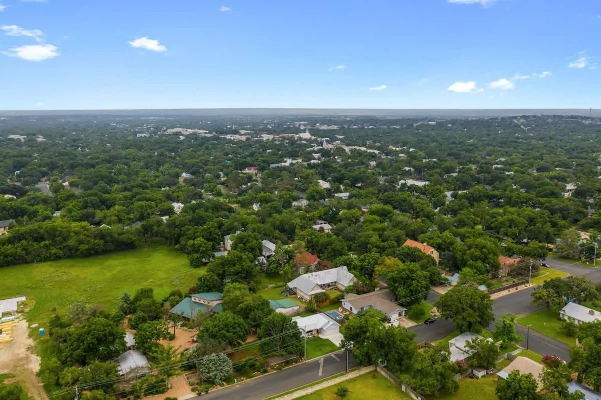 Property building in Luxury Home 3blck from Main St with FirePit