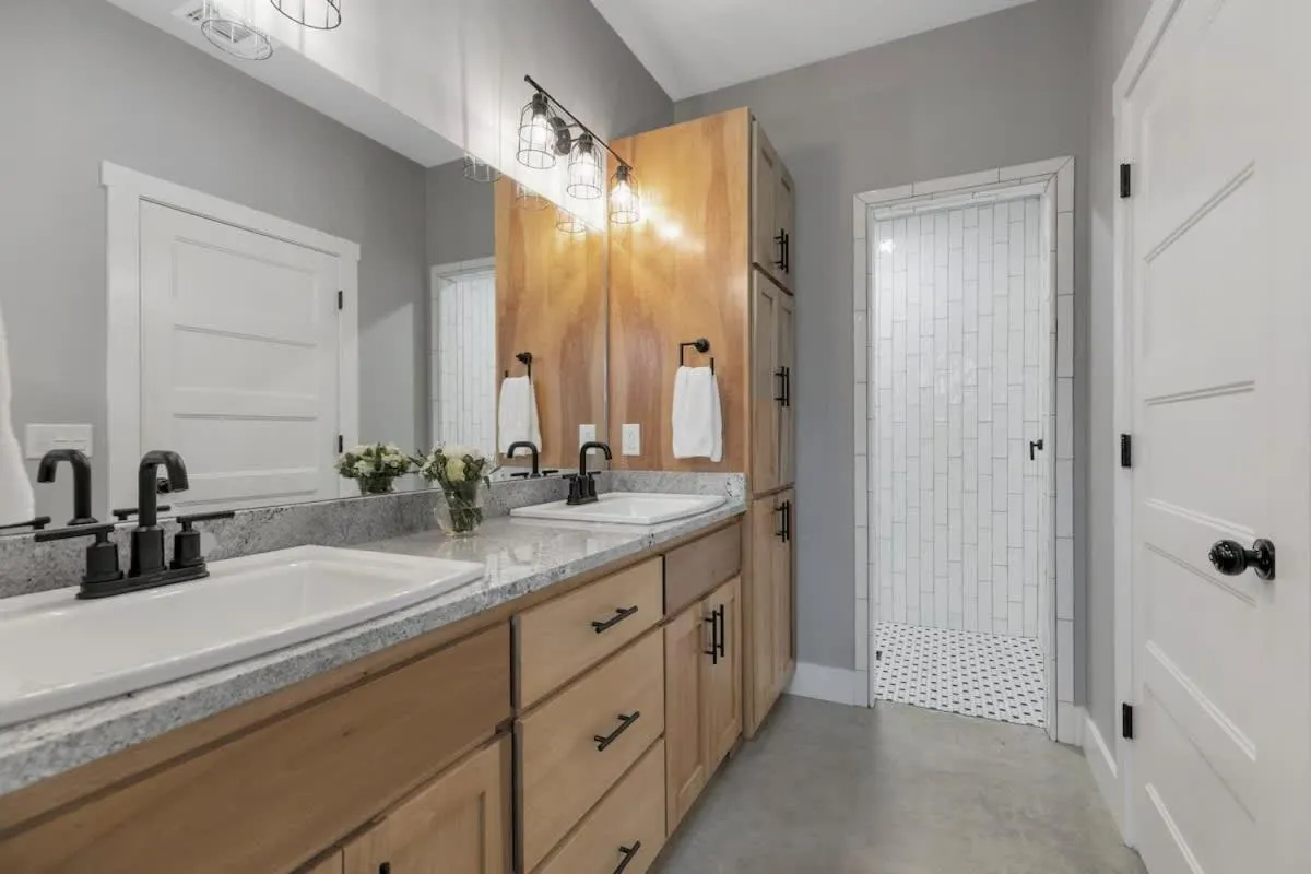 Bathroom in Luxury Home 3blck from Main St with FirePit