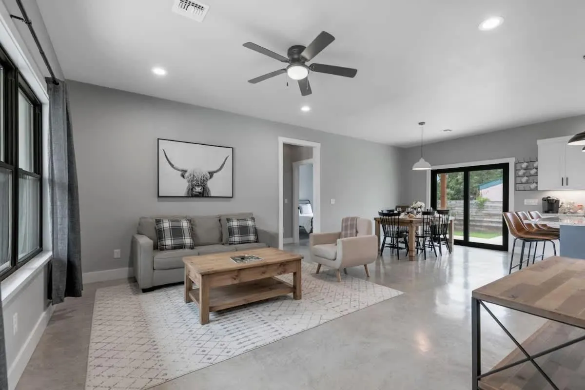 Living room in Luxury Home 3blck from Main St with FirePit
